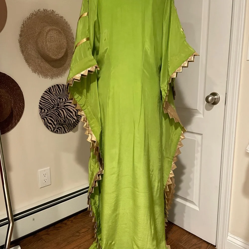 Beautiful floor length green kaftan with embroidered handmade lampi triangles. - Picture 7 of 14